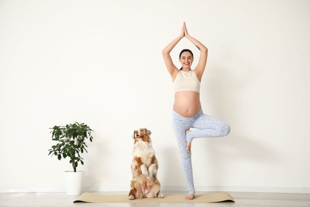 femme fait du yoga avec son chien
