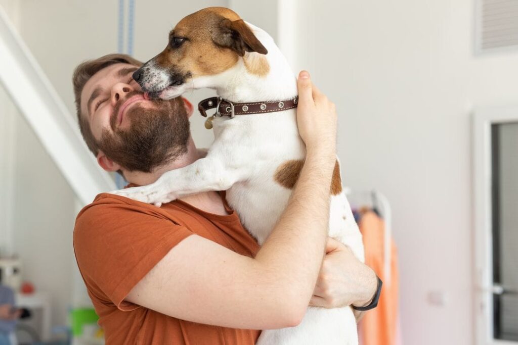 homme récompense chien